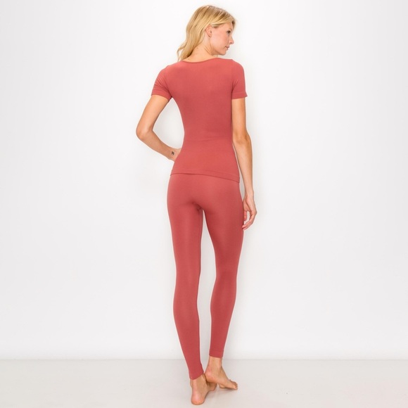 Women's Seamless Ribbed Knit Active Fitted Shirt and Leggings Set - Picture 2 of 3